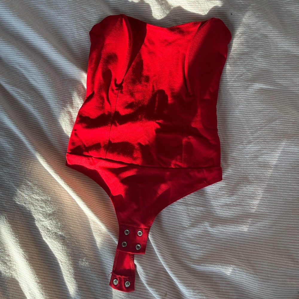 RED STRAPLESS BODYSUIT